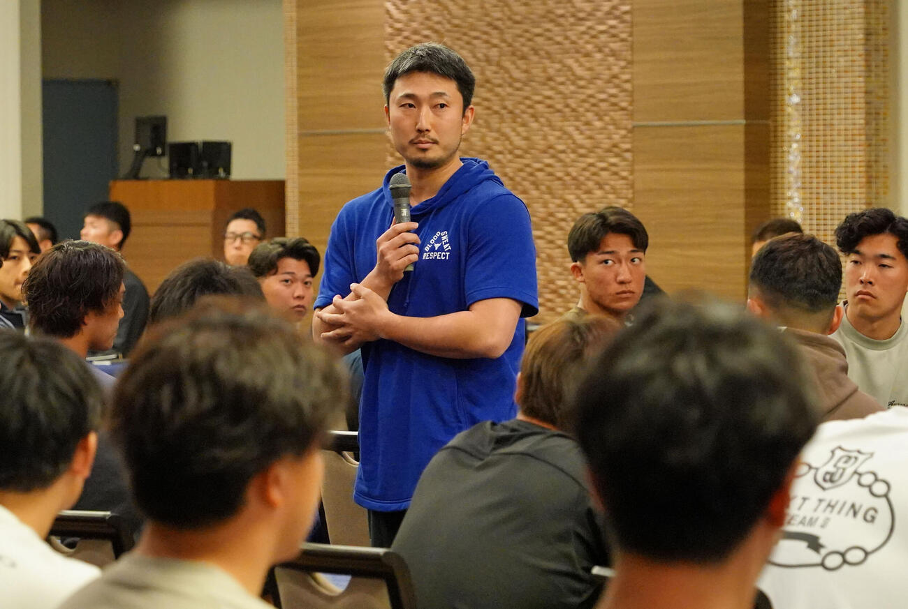 全体ミーティングでナインにあいさつをする藤嶋（中日ドラゴンズ球団提供）