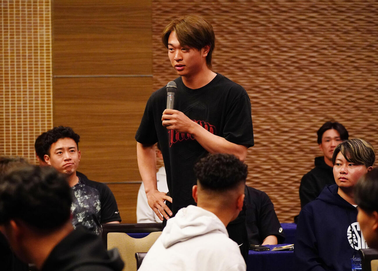 全体ミーティングでナインにあいさつをする高橋宏（中日ドラゴンズ球団提供）