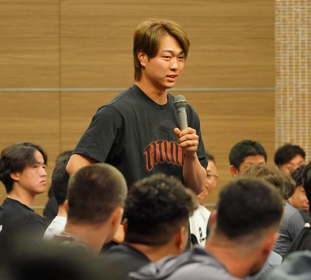 全体ミーティングでナインにあいさつをする高橋宏（中日ドラゴンズ球団提供）