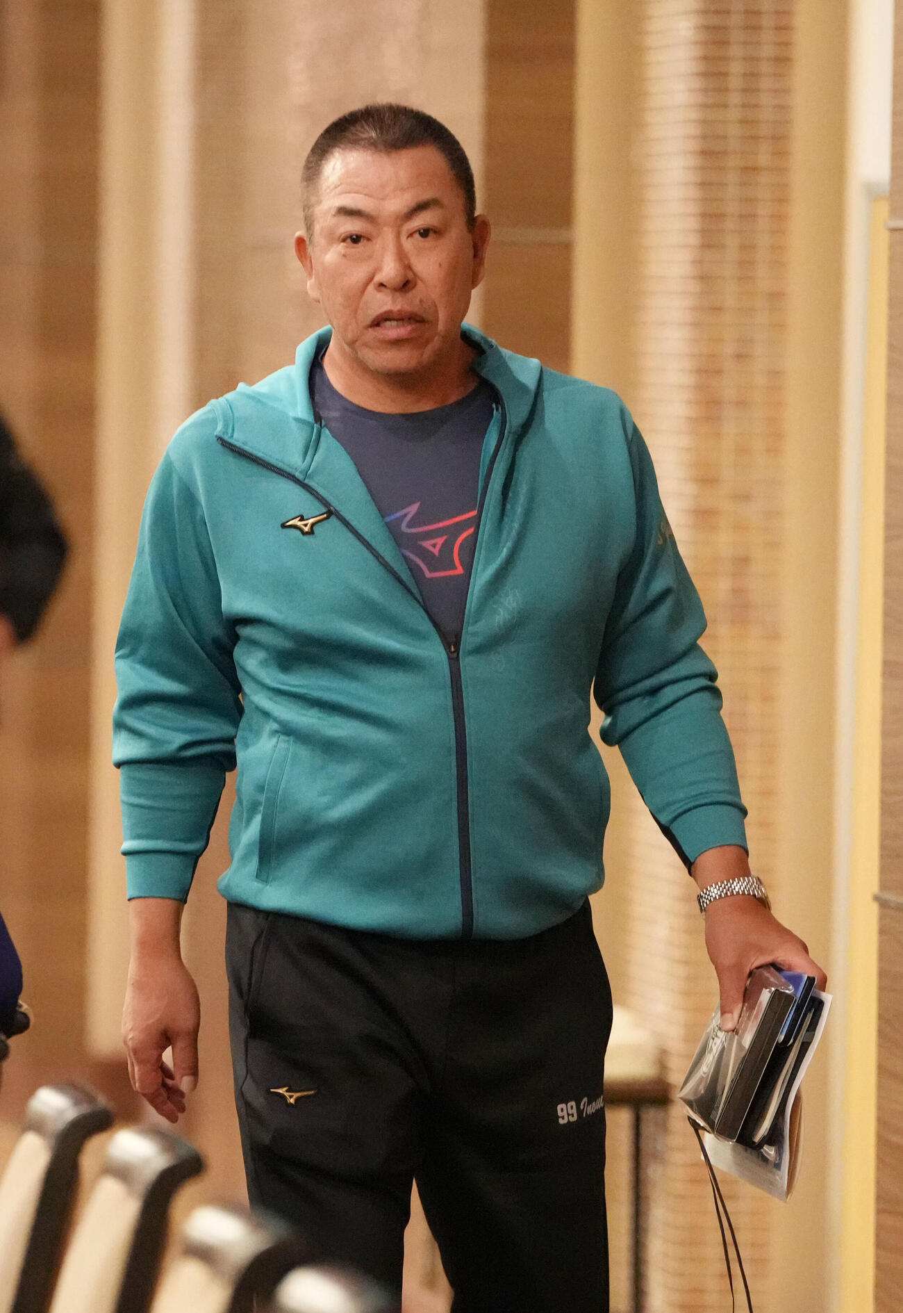 全体ミーティングの会場に入る井上監督（撮影・森本幸一）