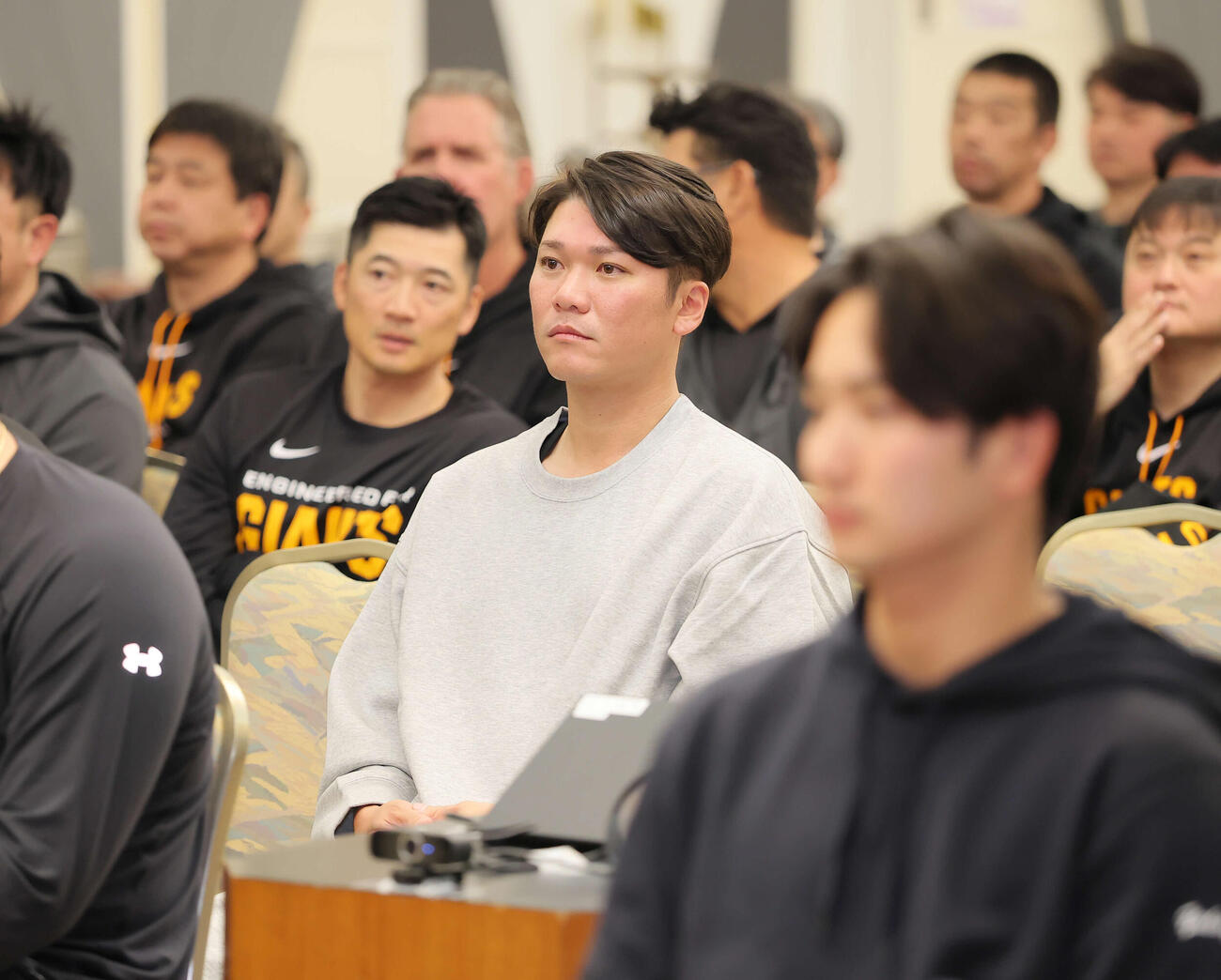 全体ミーティングに臨む巨人坂本勇