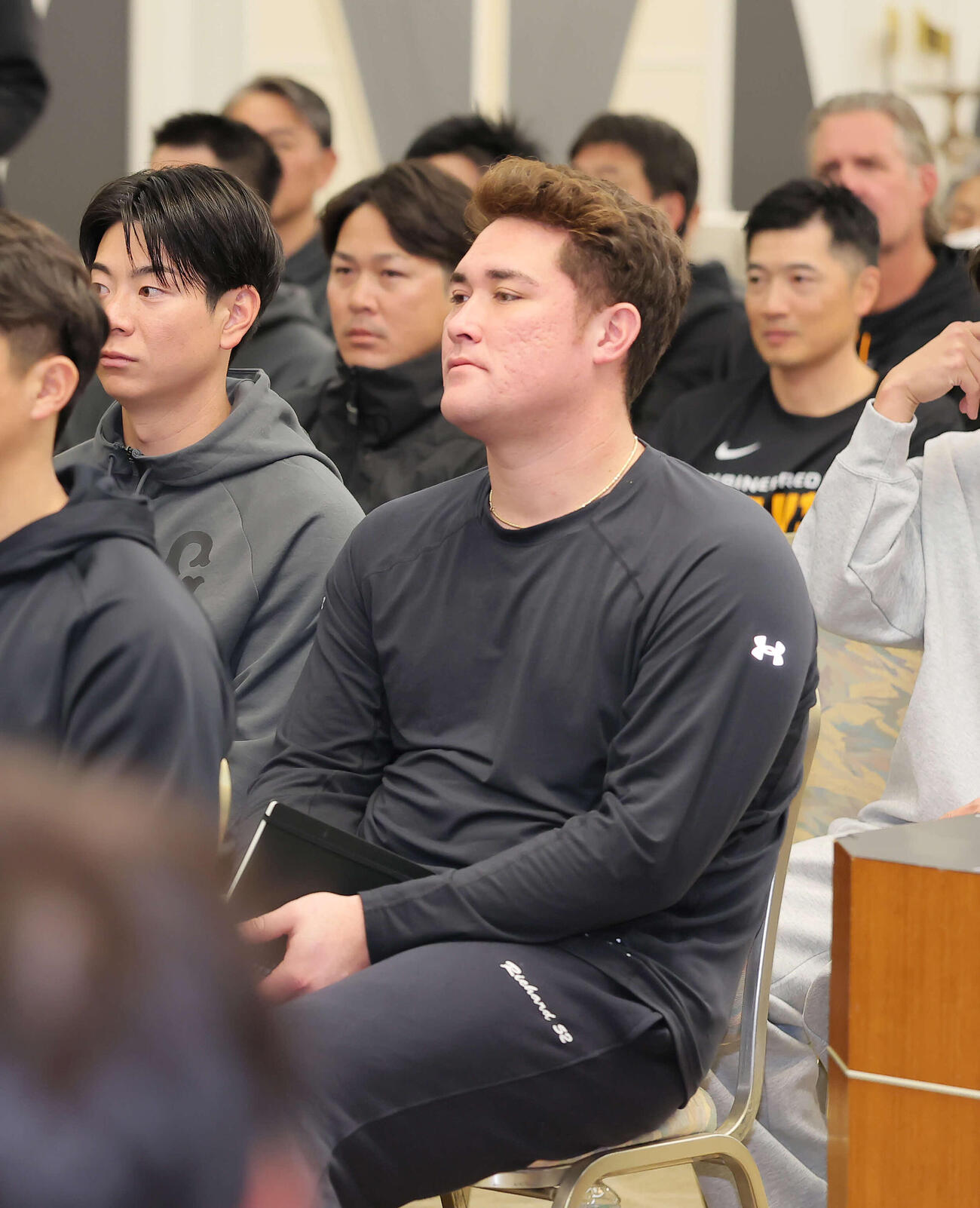 全体ミーティングに臨む巨人リチャード