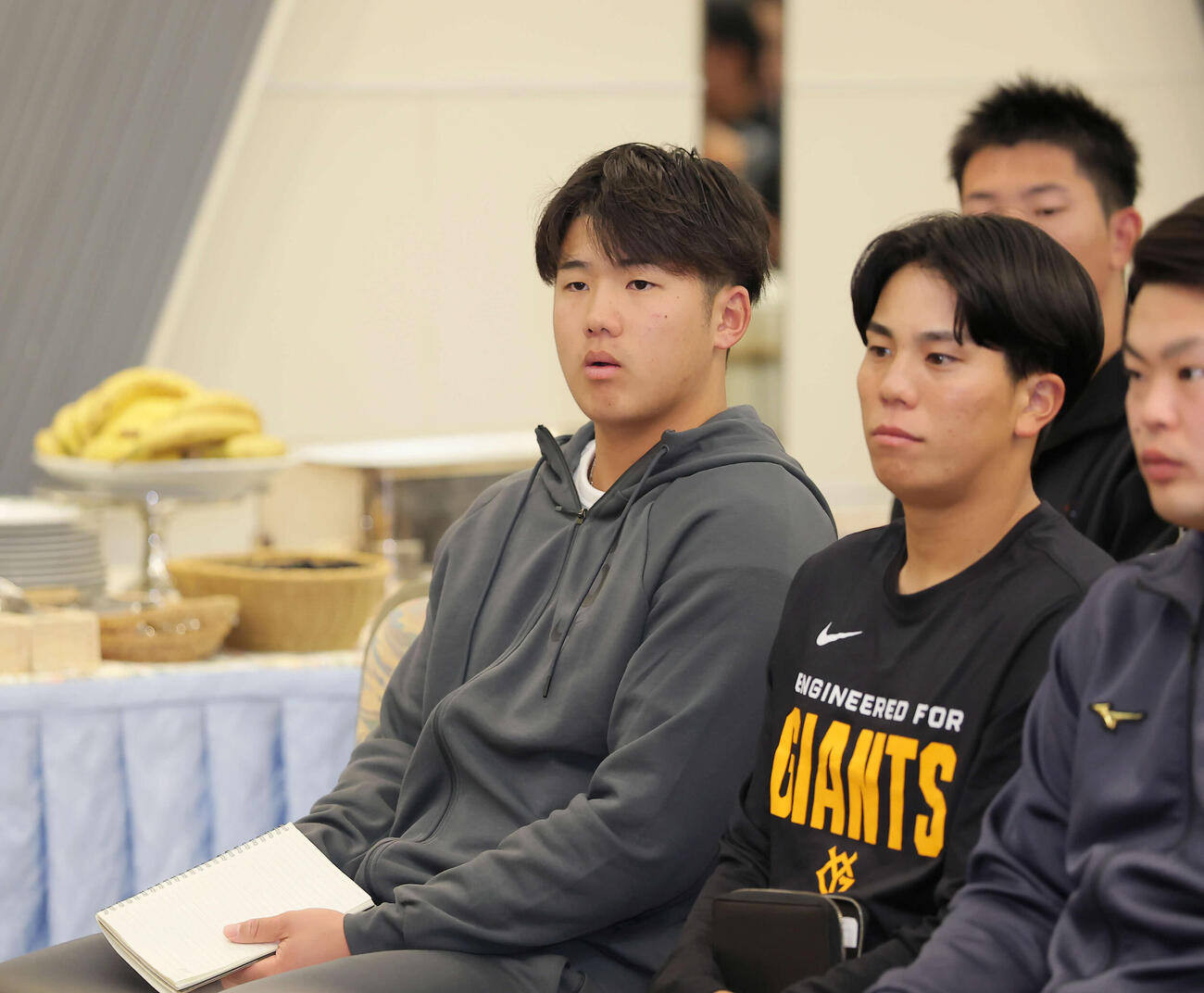 全体ミーティングに臨む巨人石塚