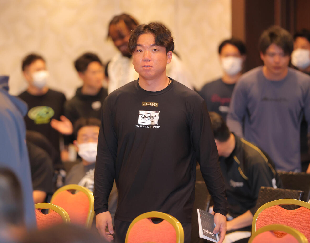 全体ミーティングに臨む阪神村上