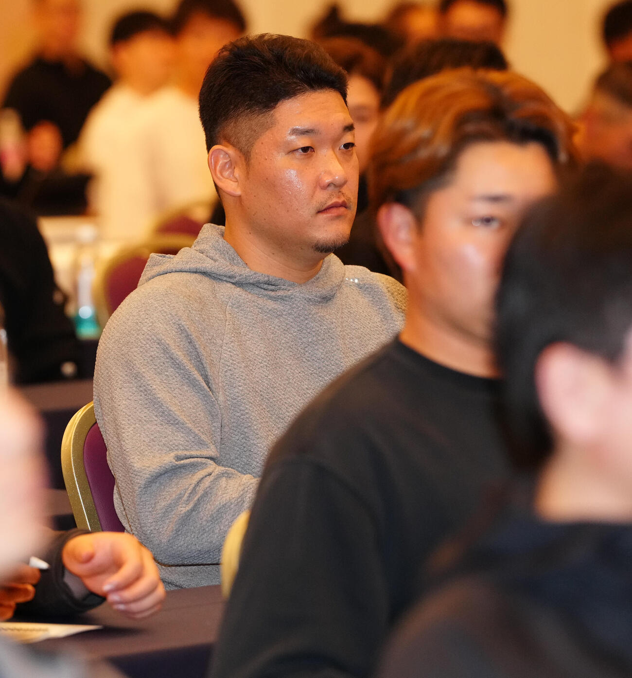 全体ミーティングに臨むDeNA筒香（撮影・鈴木みどり）