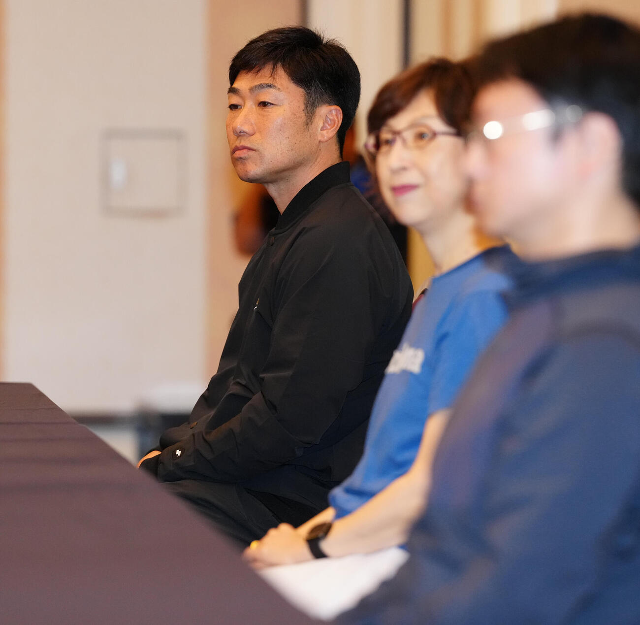 全体ミーティングに臨むDeNA相川監督（撮影・鈴木みどり）