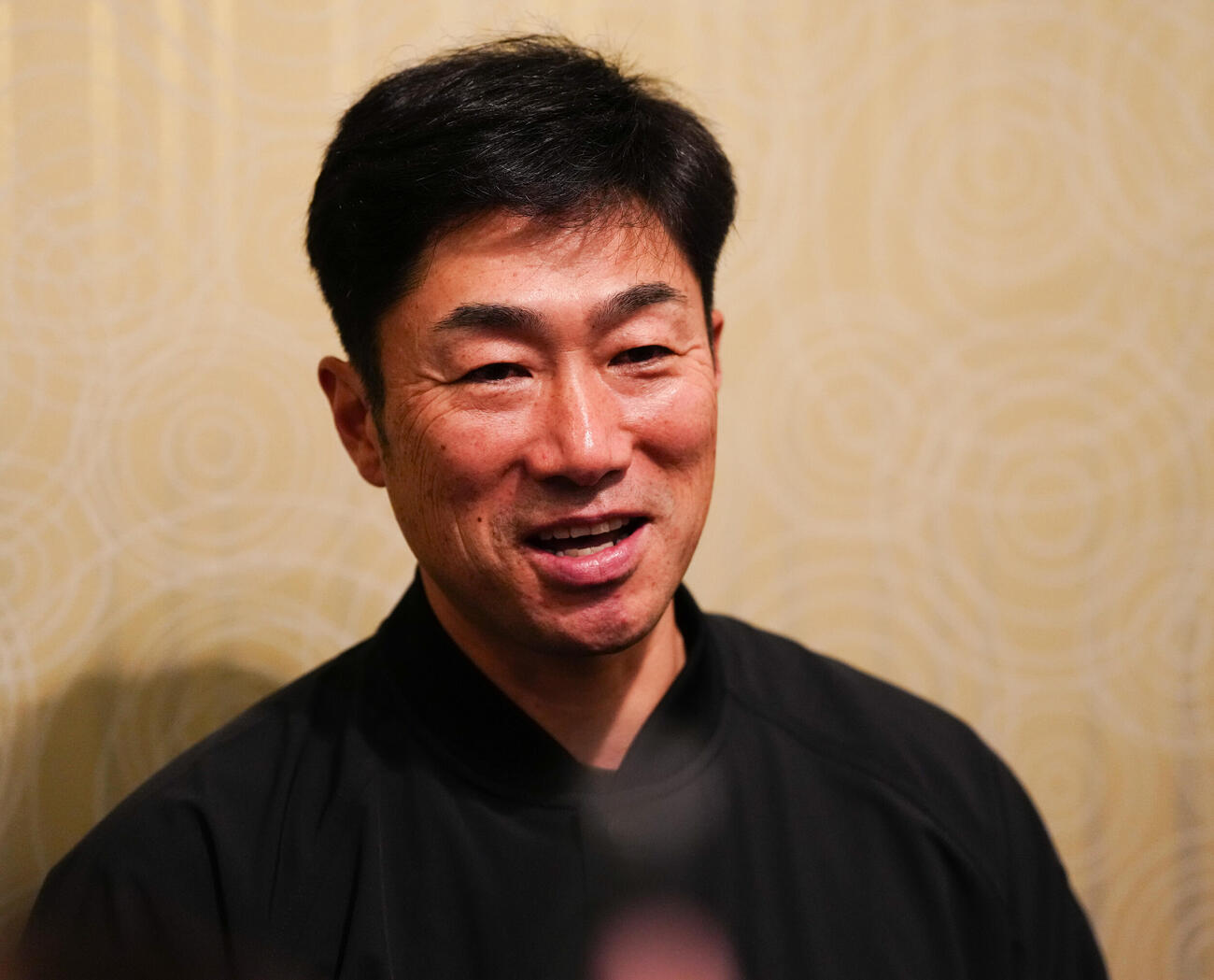 全体ミーティング後、囲み取材に応じるDeNA相川監督（撮影・鈴木みどり）