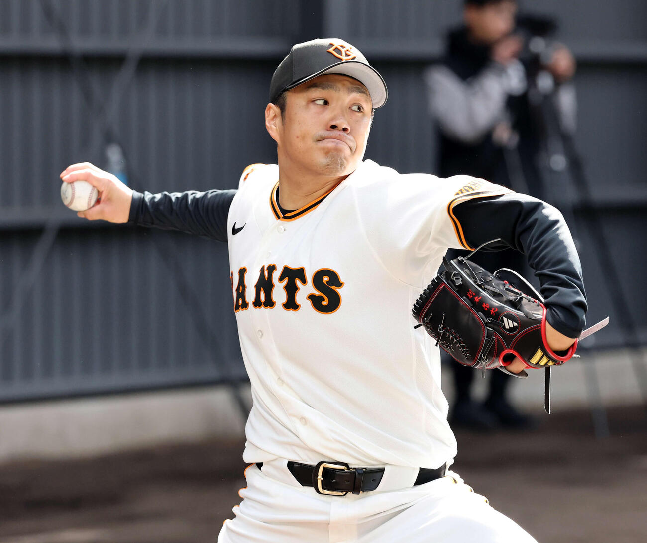 ブルペンで力投する巨人則本（撮影・浅見桂子）