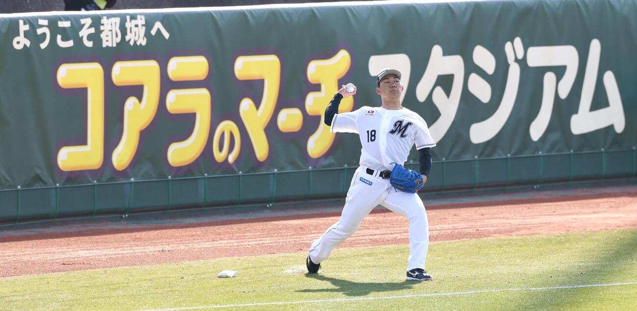 キャッチボールするロッテ石垣元（撮影・宮地輝）