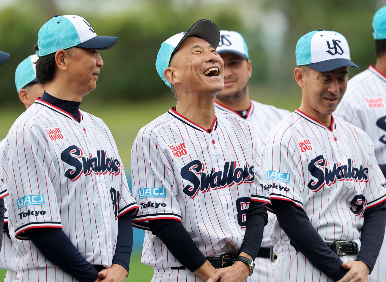 歓迎式で笑顔を見せるヤクルト池山監督（中央）（撮影・鈴木正人）　