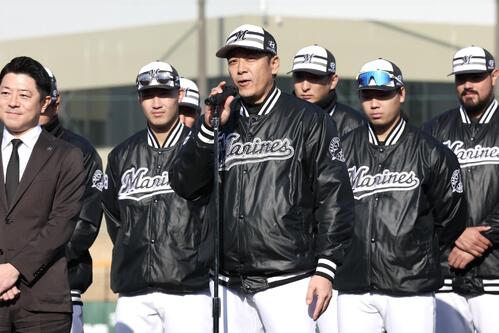 歓迎セレモニーであいさつするロッテのサブロー監督（撮影・宮地輝）