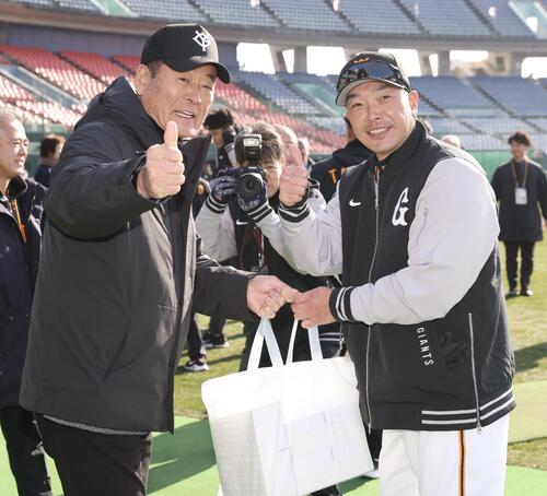 視察に訪れた中畑清氏(左)と挨拶する巨人阿部監督(撮影・浅見桂子)