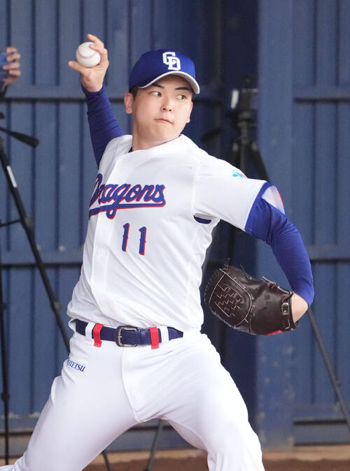 ブルペンで投球練習をする中西（撮影・森本幸一）
