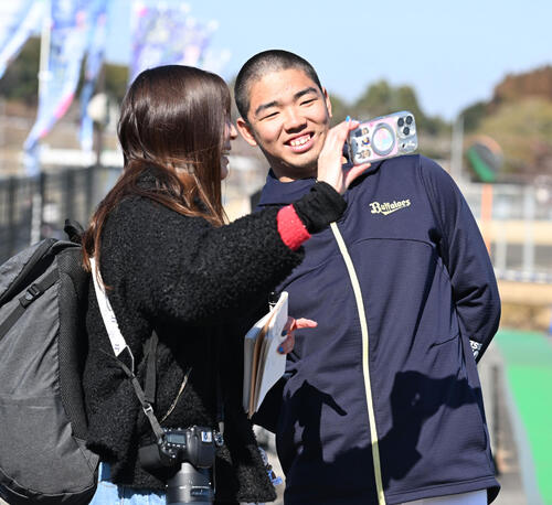 ファンに応じて記念撮影するオリックス藤川（撮影・和賀正仁）