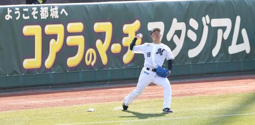 キャッチボールするロッテ石垣元（撮影・宮地輝）