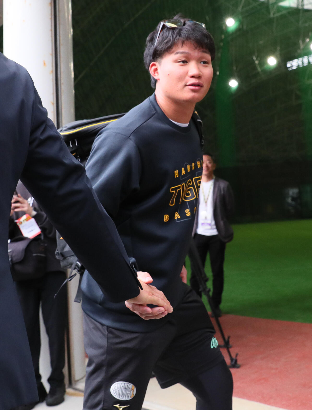 球場入りする阪神森下翔太（撮影・上山淳一）