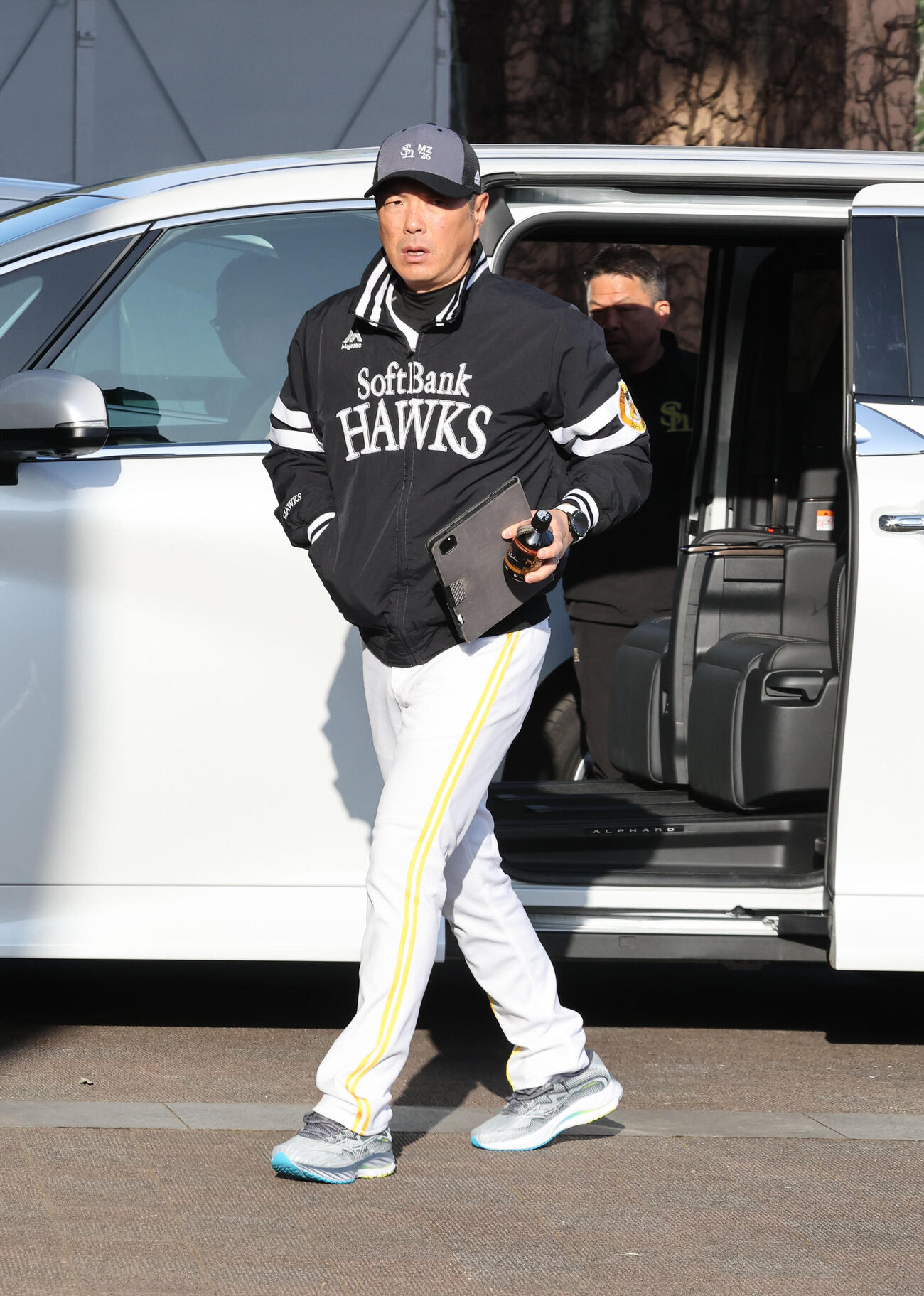 球場入りするソフトバンク小久保監督（撮影・梅根麻紀）