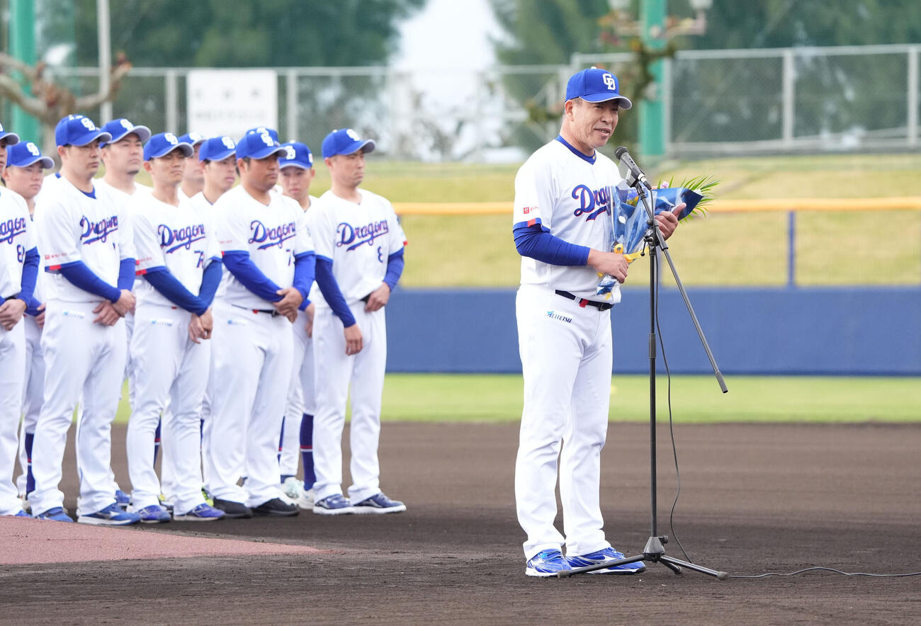 キャンプインセレモニーで挨拶をする井上監督（撮影・森本幸一）