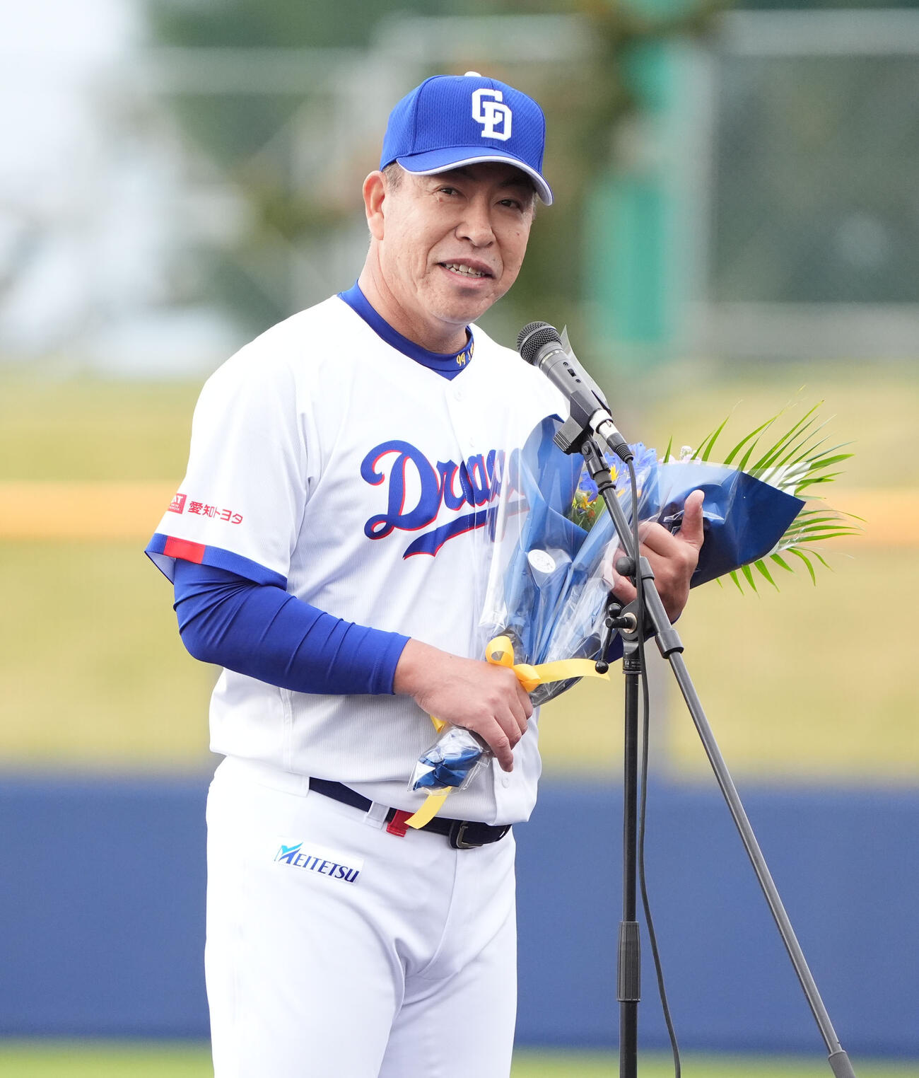 キャンプインセレモニーで挨拶をする中日井上一樹監督（撮影・森本幸一）