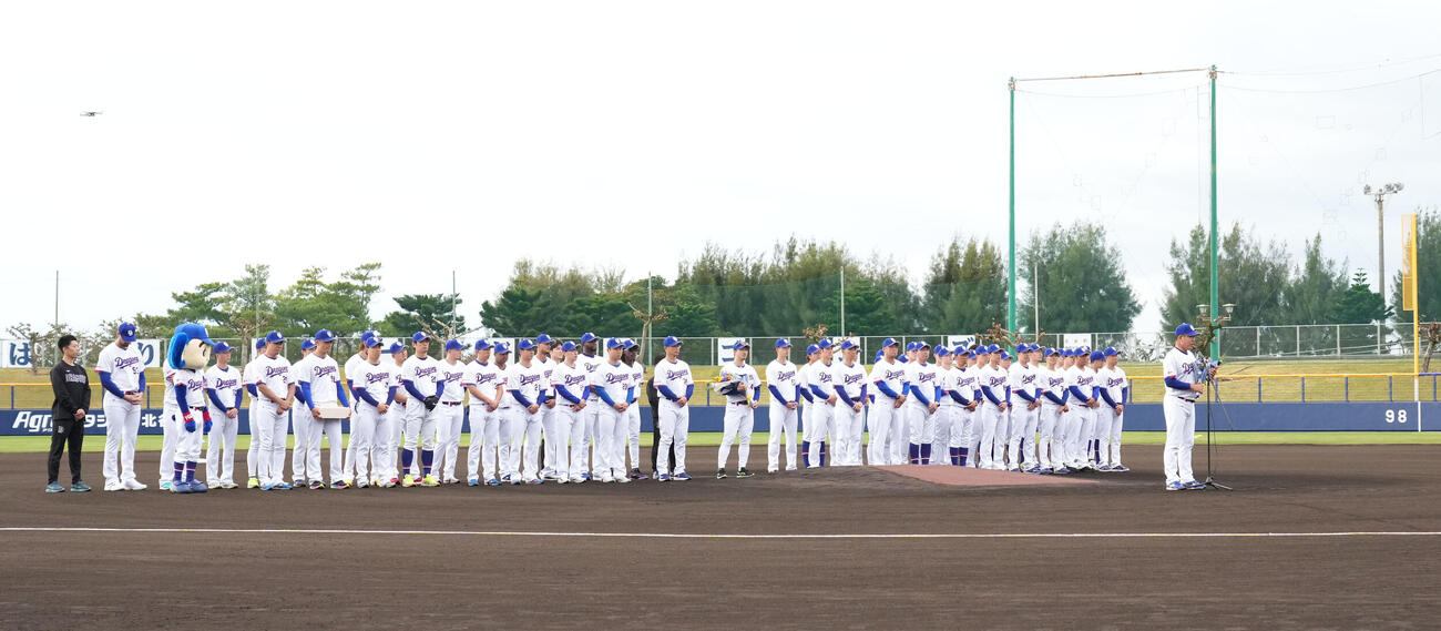 キャンプインセレモニーで挨拶をする中日井上一樹監督（撮影・森本幸一）