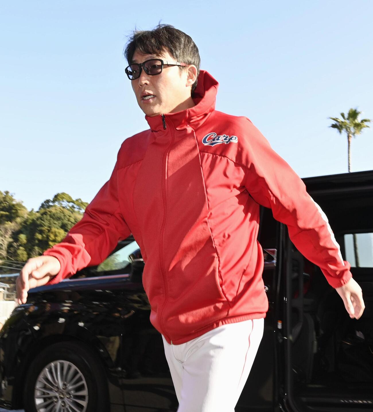 プロ野球キャンプ初日、球場に到着した広島・新井監督（共同）