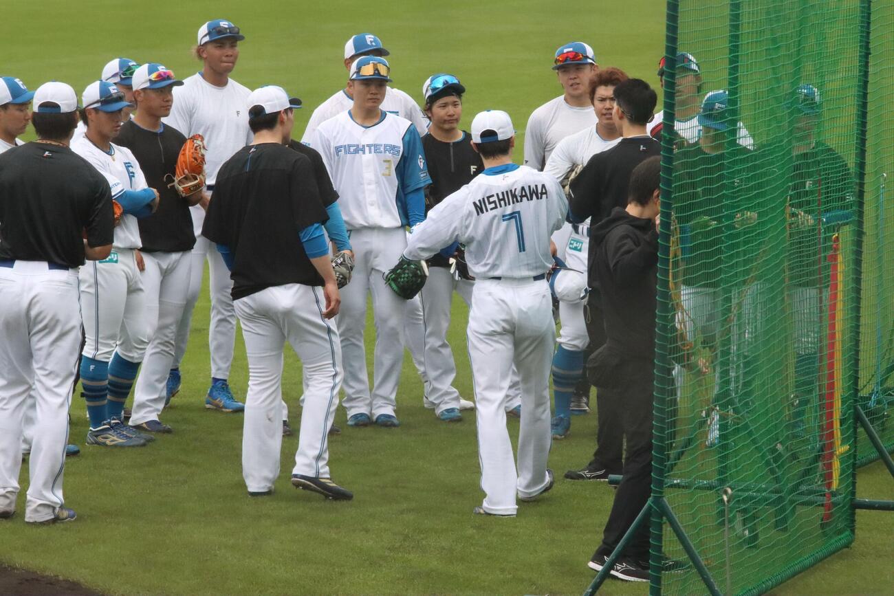 背番号7を披露した日本ハム西川（中央）（撮影・永野高輔）