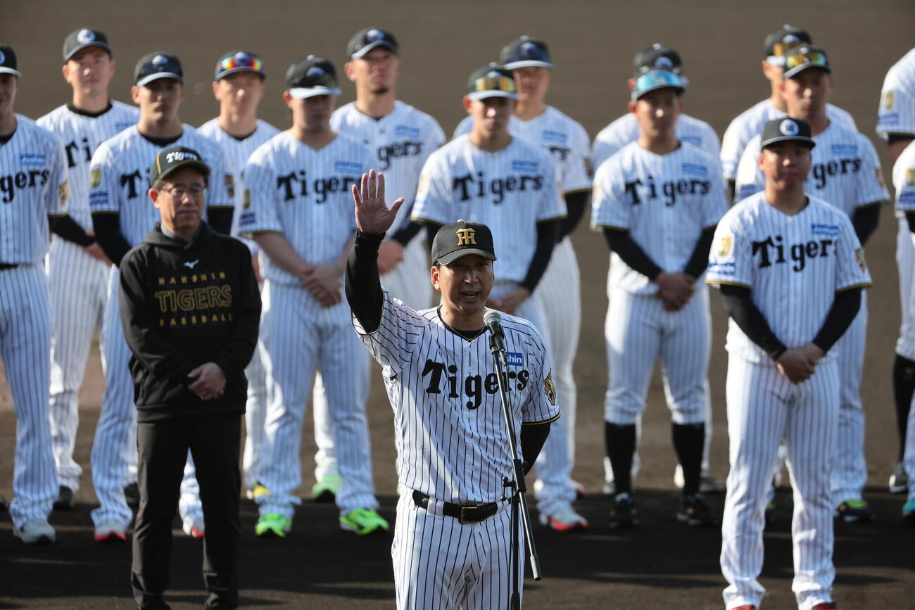 阪神藤川球児監督は歓迎セレモニーで宜野座村長のあいさつの一部を流用して笑いを誘う（撮影・西尾就之）