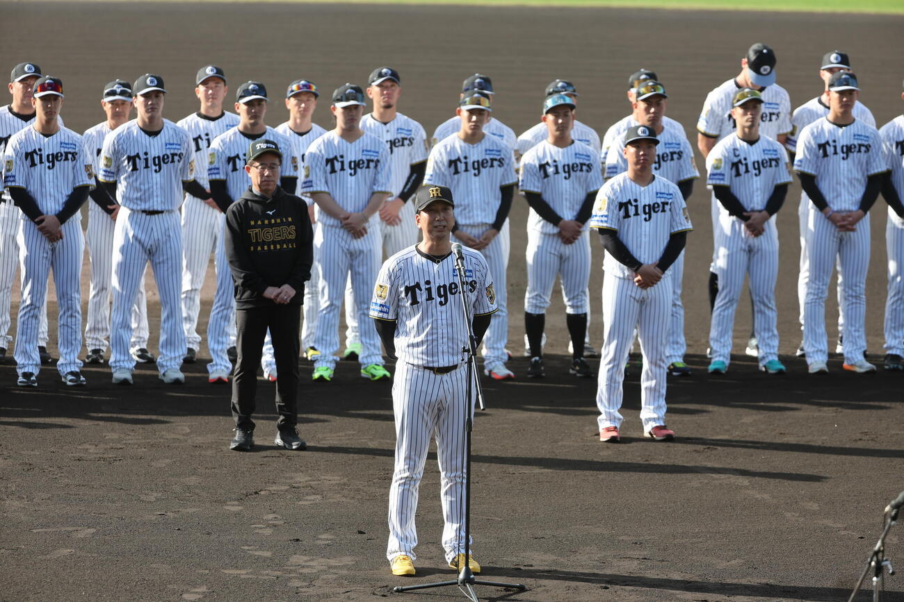 阪神藤川球児監督は歓迎セレモニーで宜野座村長のあいさつの一部を流用して笑いを誘う（撮影・西尾就之）=2026年2月1日