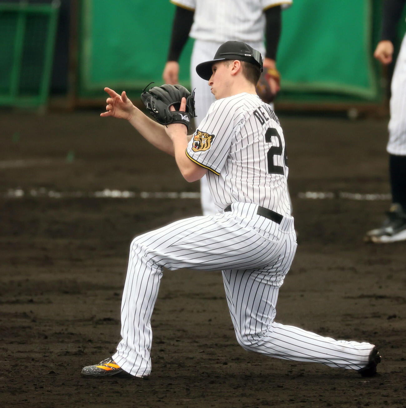 シートノックで二塁へ送球する阪神ディベイニー（撮影・加藤哉）