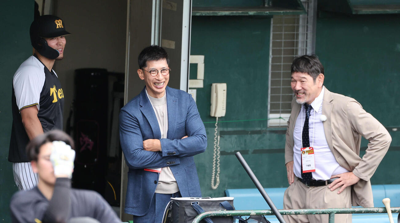フリー打撃を終えた阪神佐藤輝（左）は矢野燿大氏、下柳剛氏と談笑（撮影・西尾就之）