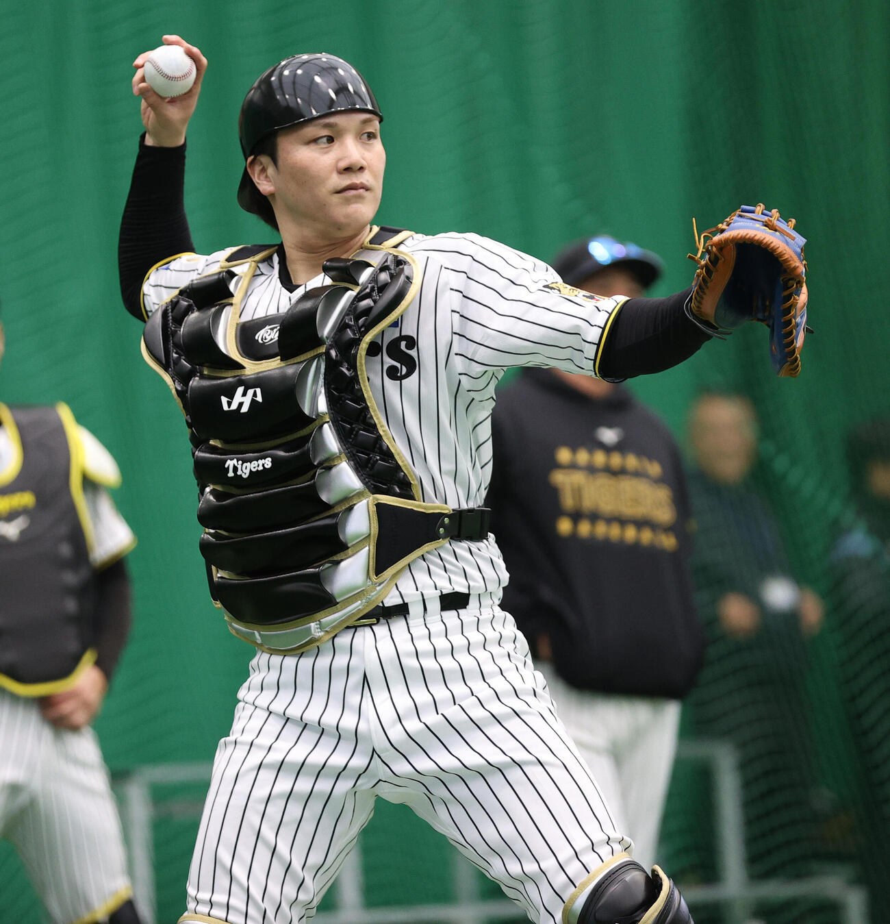 ブルペンで投手の球を受ける阪神伏見（撮影・上山淳一）