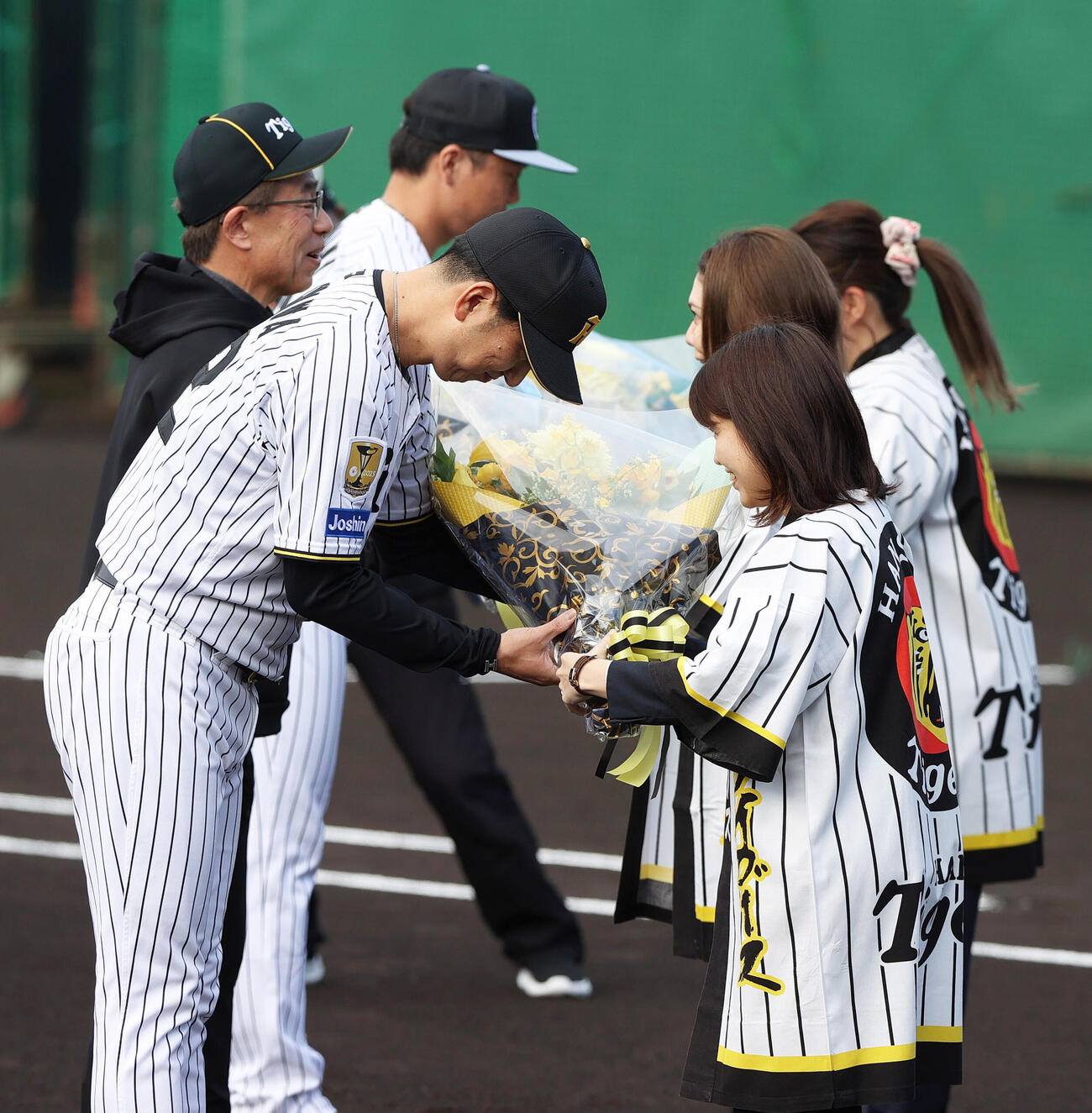 歓迎セレモニーで花束を受け取る阪神藤川監督（手前左）（撮影・上山淳一）