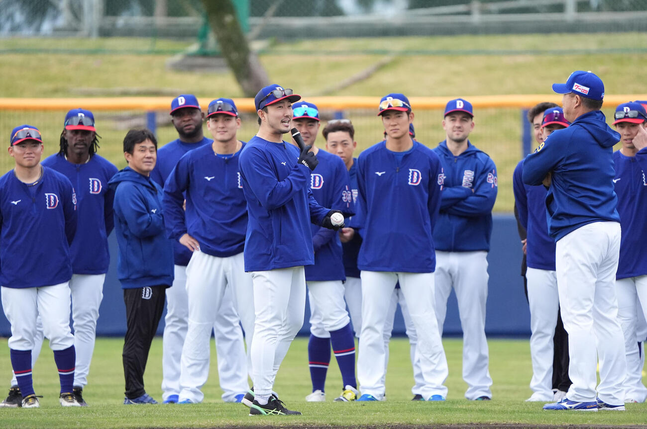 藤嶋（中央）は井上監督の提案を受け円陣でマイクを使用し話をする（撮影・森本幸一）