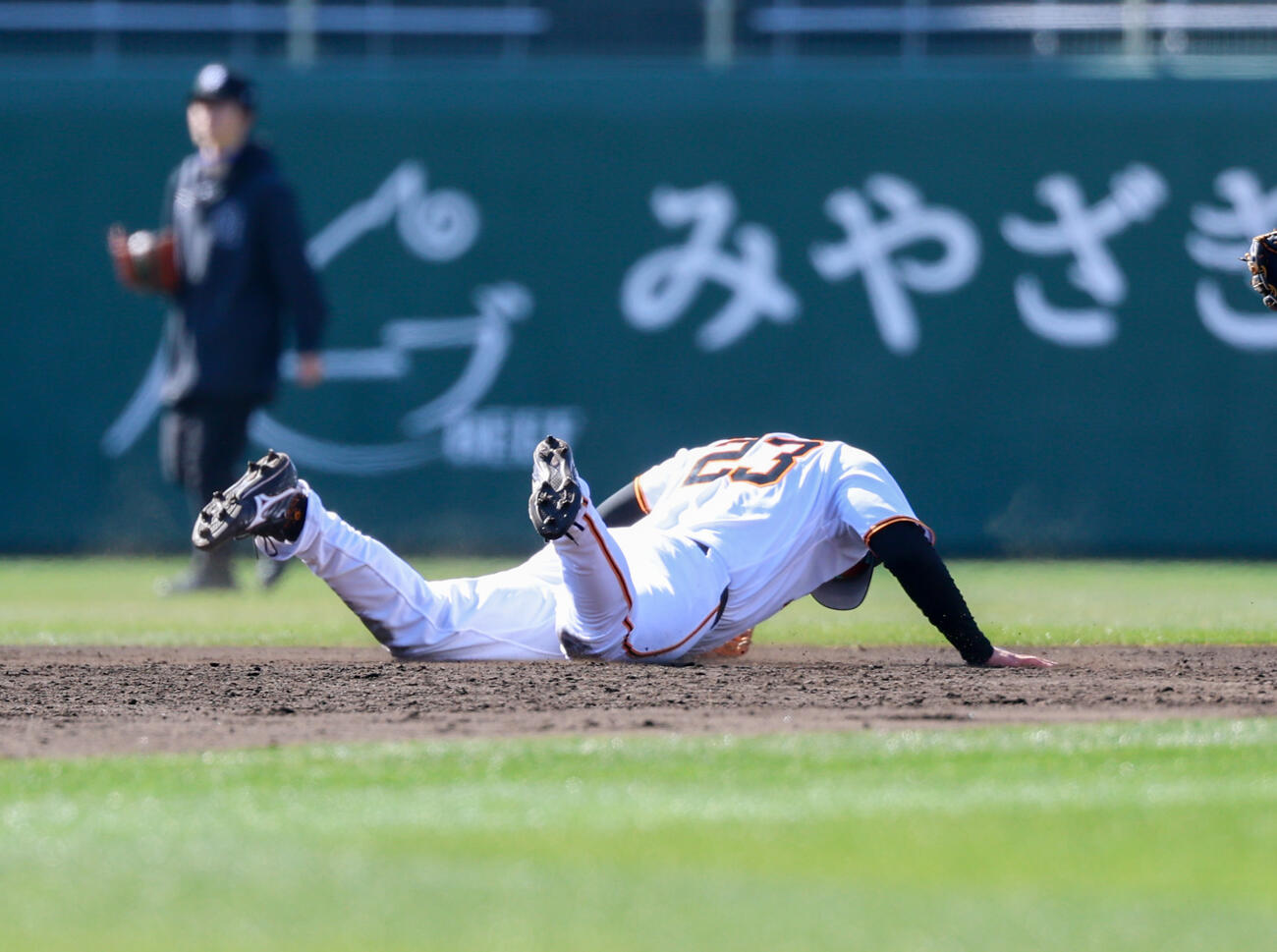 春季キャンプでノックの球をつまずきながら捕球する巨人石塚（撮影・増田悦実）