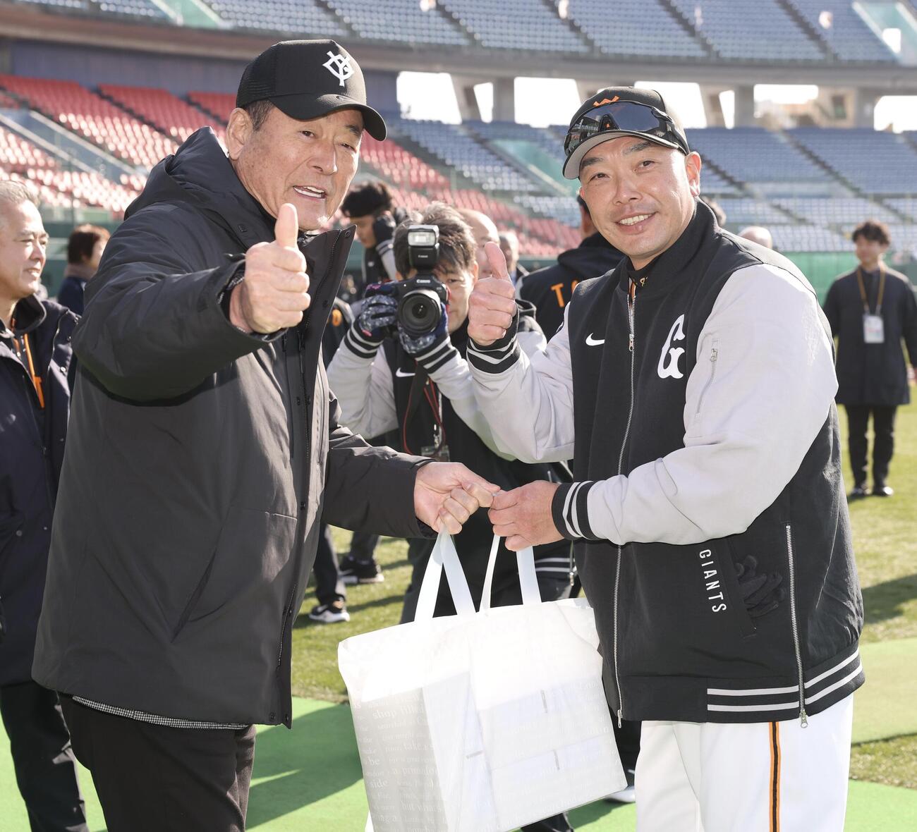 視察に訪れた中畑清氏(左)とあいさつする巨人阿部監督(撮影・浅見桂子)