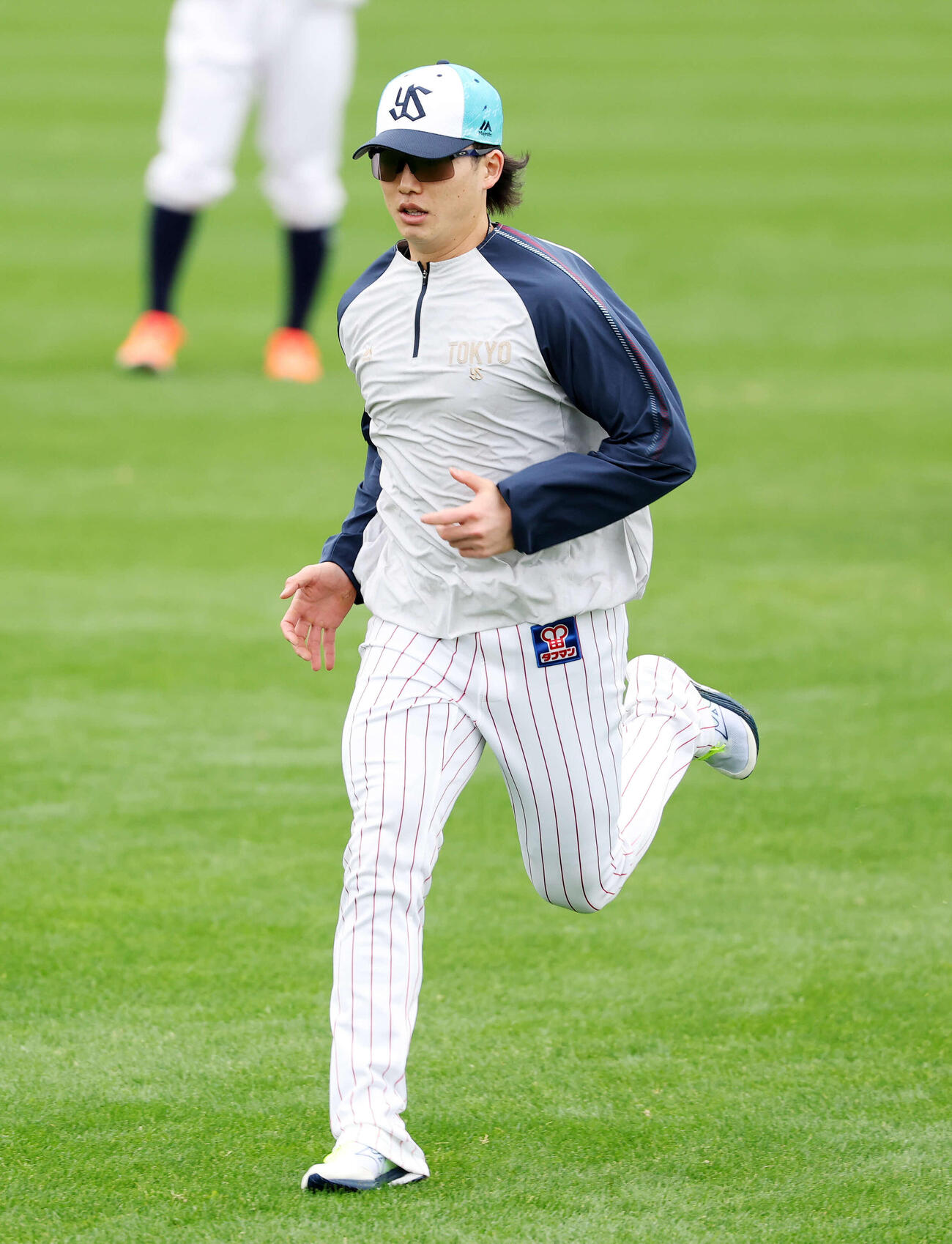 アップするヤクルト長岡（撮影・鈴木正人）　