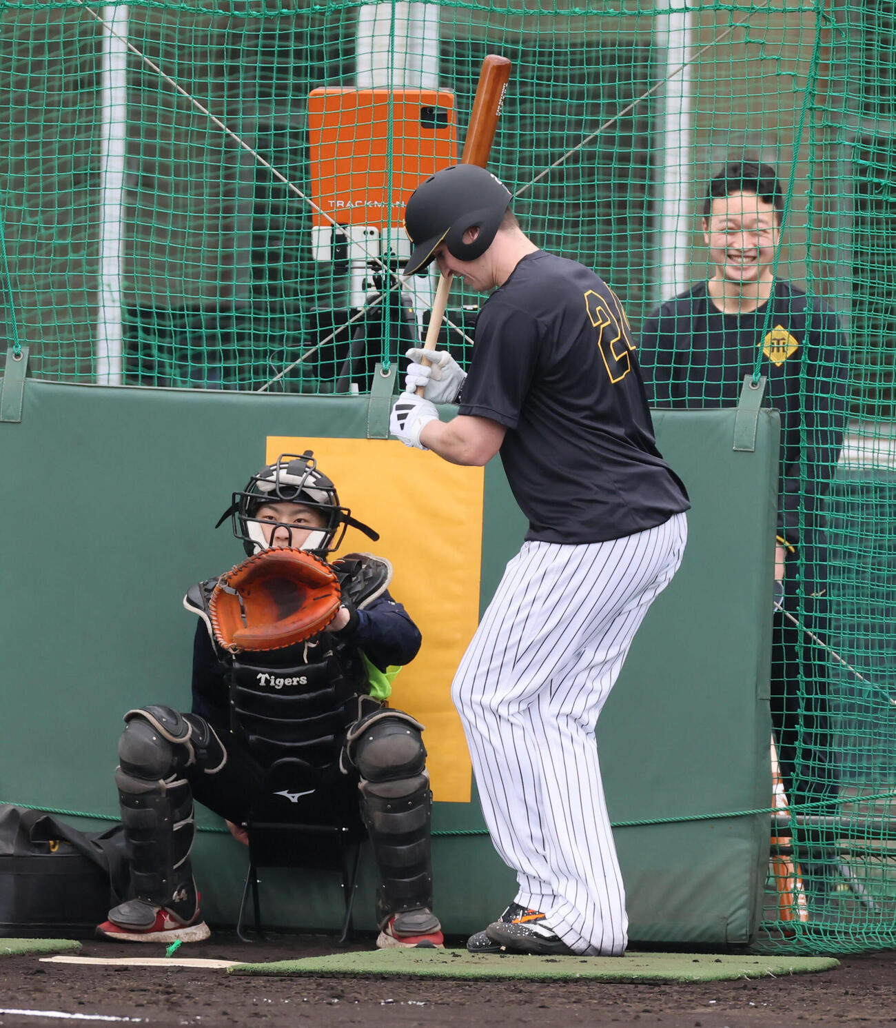 左足を右足後方へクロスさせる阪神ディベイニー（撮影・加藤哉）