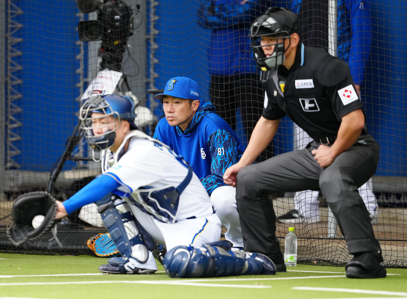 ブルペンで山崎の投球を見守るDeNA相川監督（中央）（撮影・鈴木みどり）