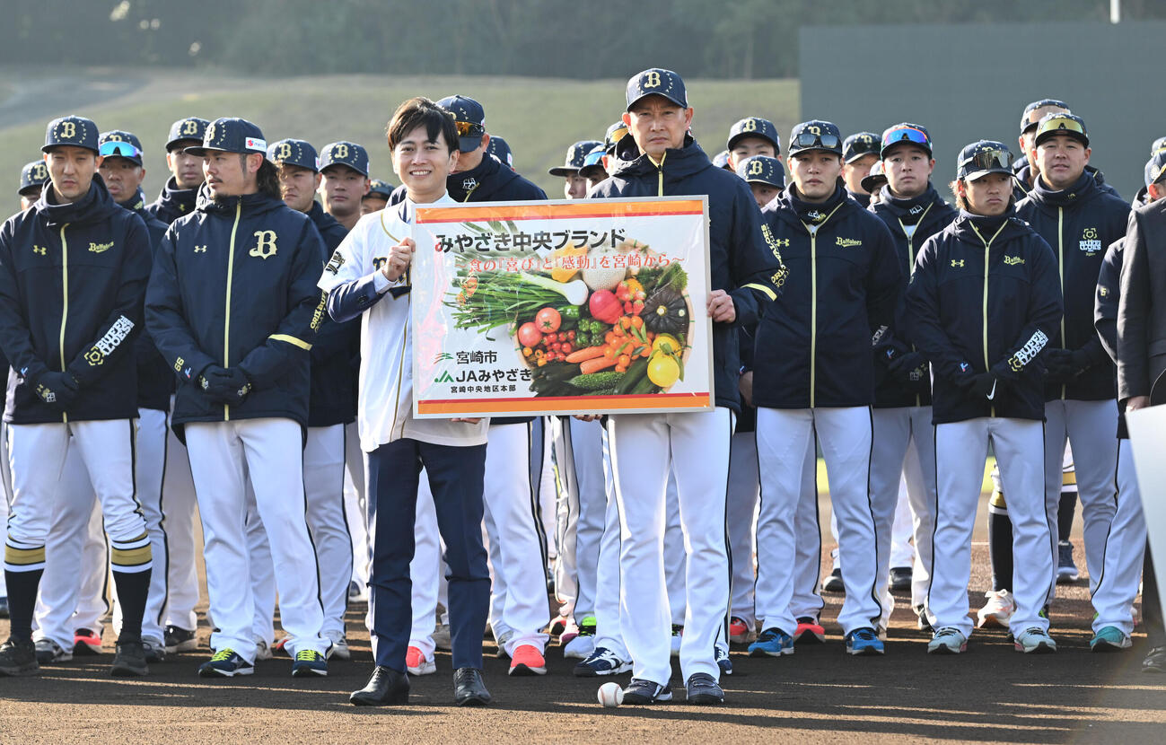 清山宮崎市長（左）より特産品を贈呈されるオリックス岸田監督（撮影・和賀正仁）