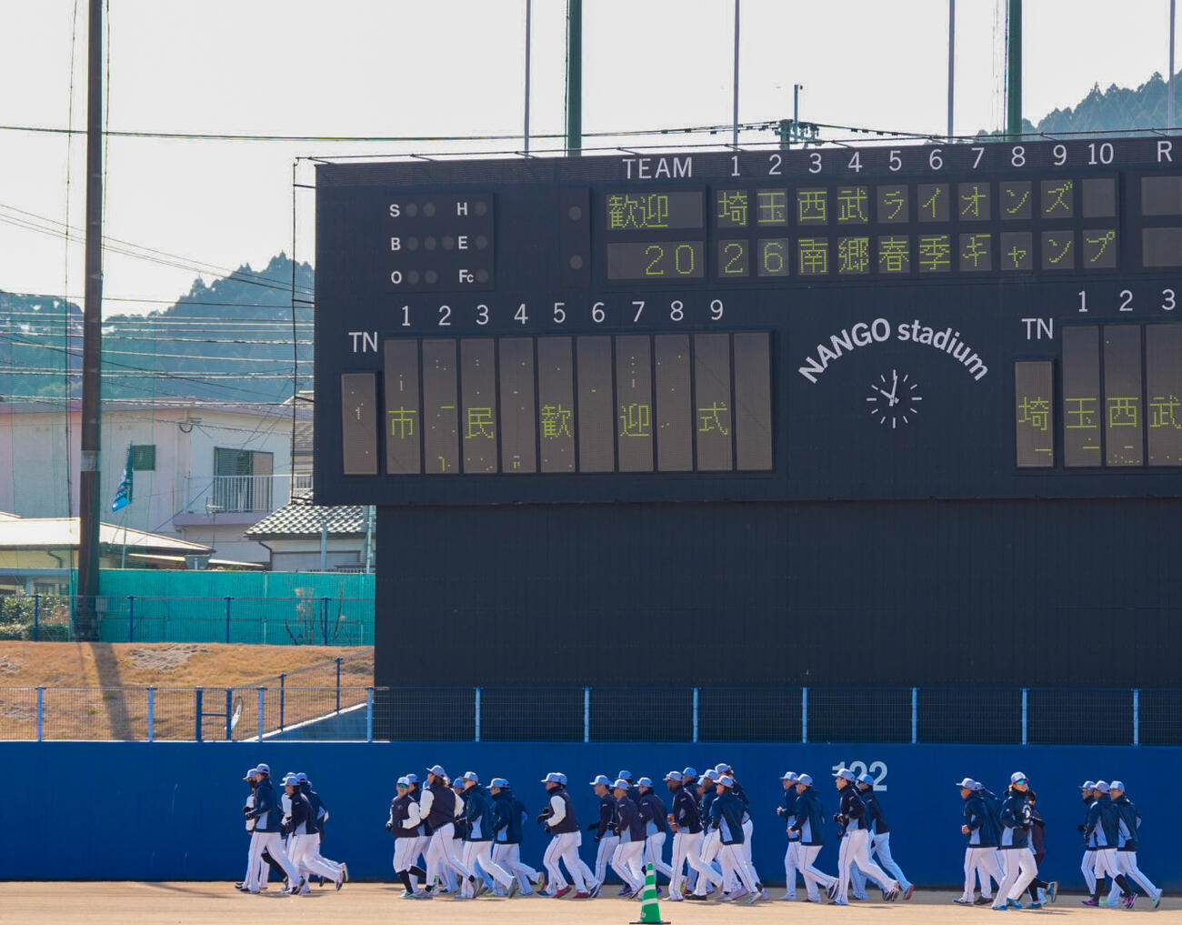 ウオーミングアップをする選手たち（撮影・小島史椰）