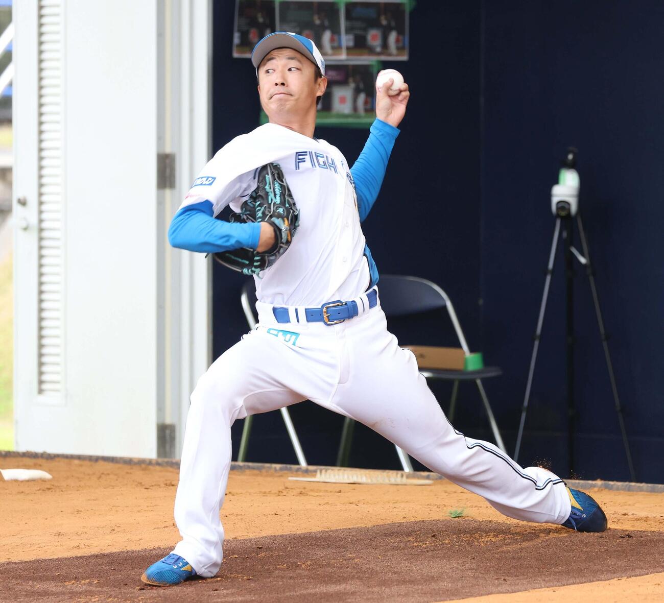 ブルペンで投球する日本ハム島本（撮影・黒川智章）