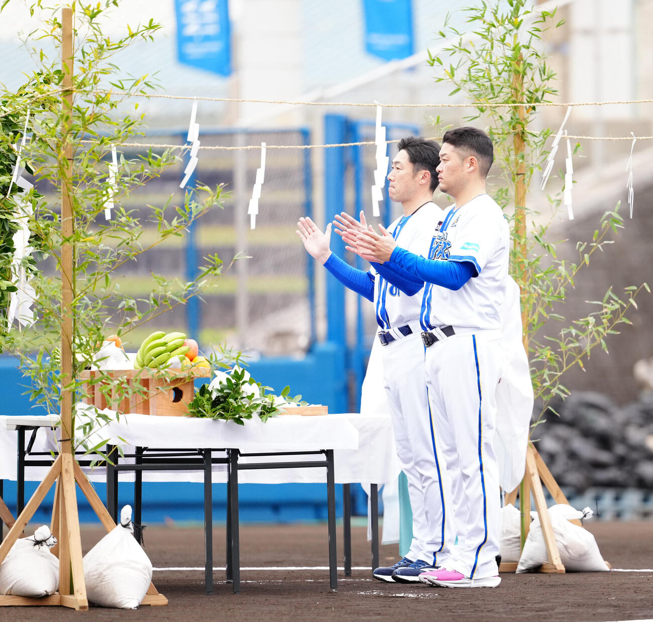安全・天候祈願に臨むDeNA筒香（手前）と相川監督（撮影・鈴木みどり）