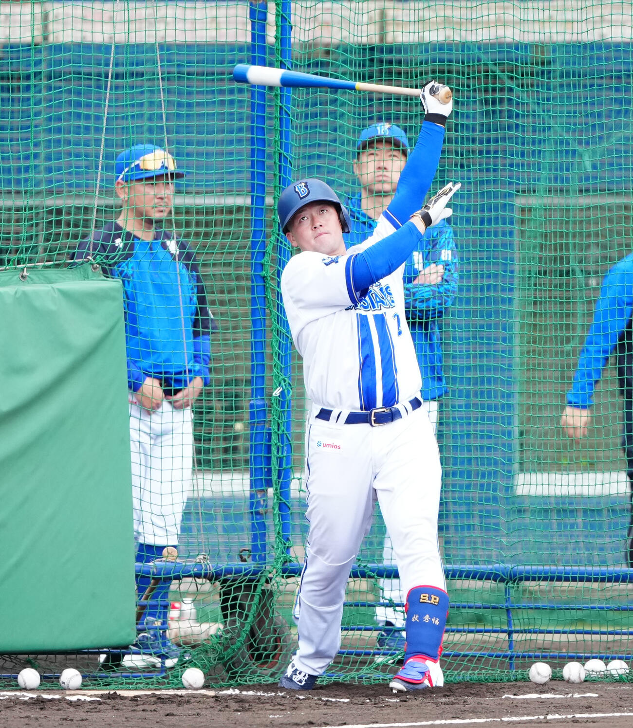 打撃練習するDeNA牧。後方右は相川監督（撮影・鈴木みどり）