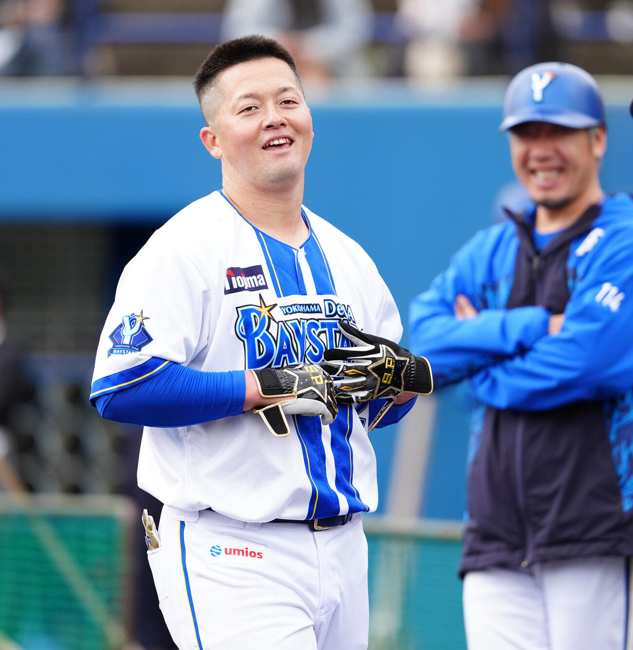 打撃練習の合間にリラックスした表情のDeNA牧（撮影・鈴木みどり）