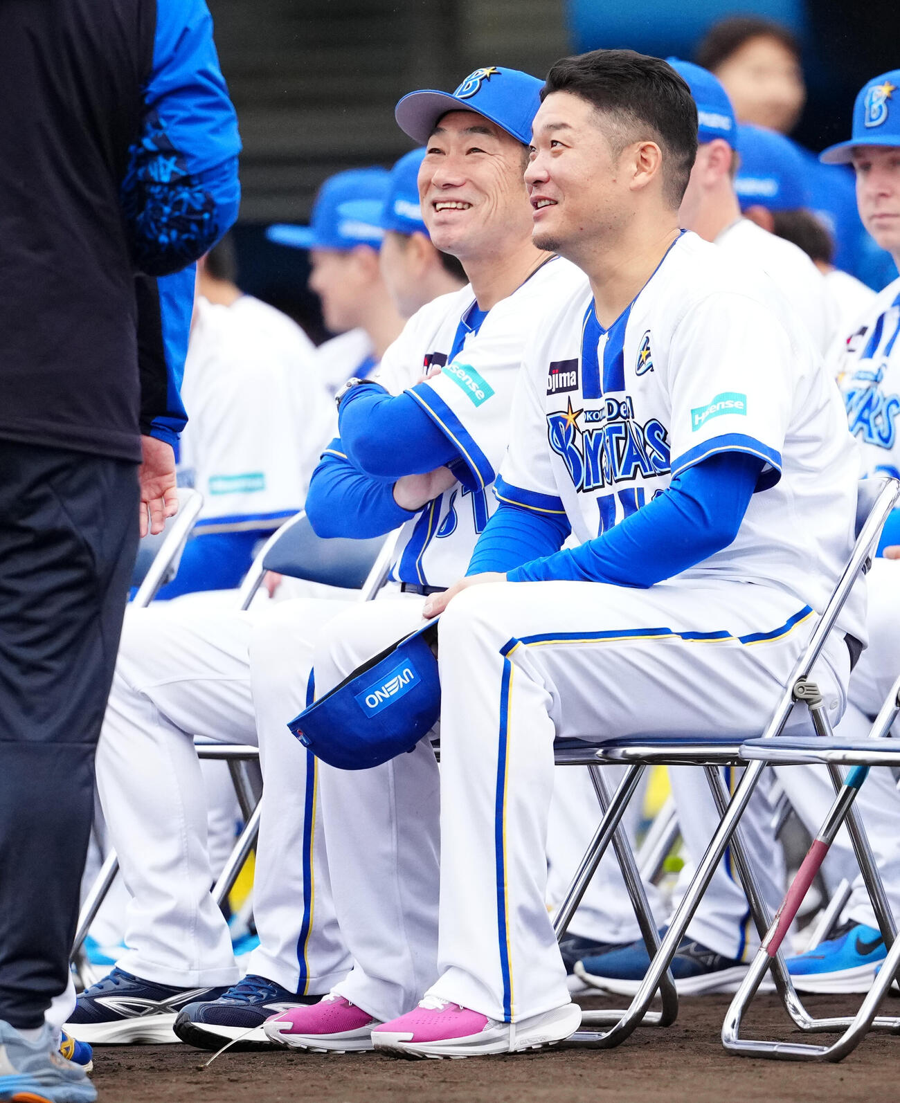 談笑するDeNA筒香（右）と相川監督（撮影・鈴木みどり）