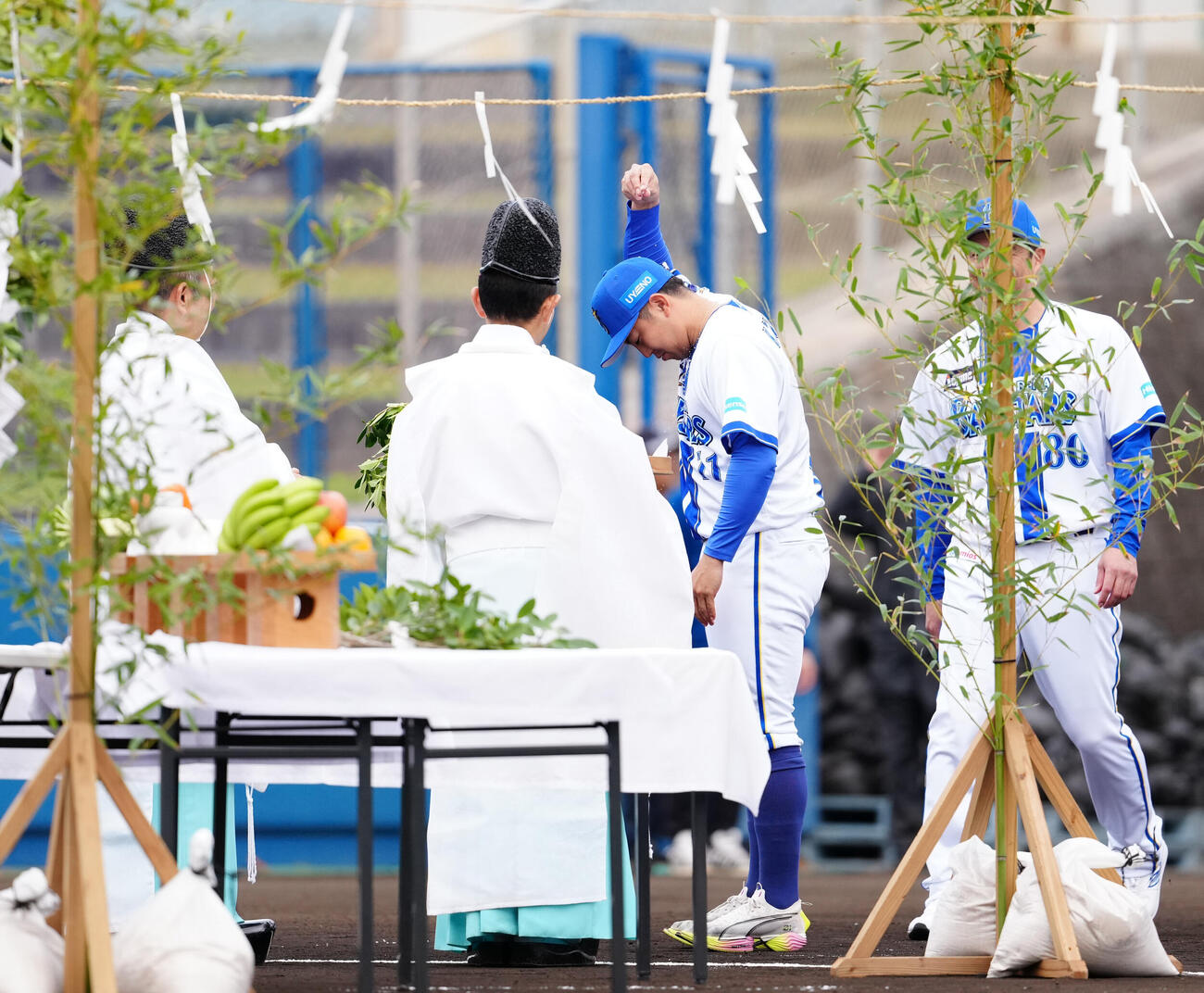 安全・天候祈願後、塩をかけるDeNA東（撮影・鈴木みどり）