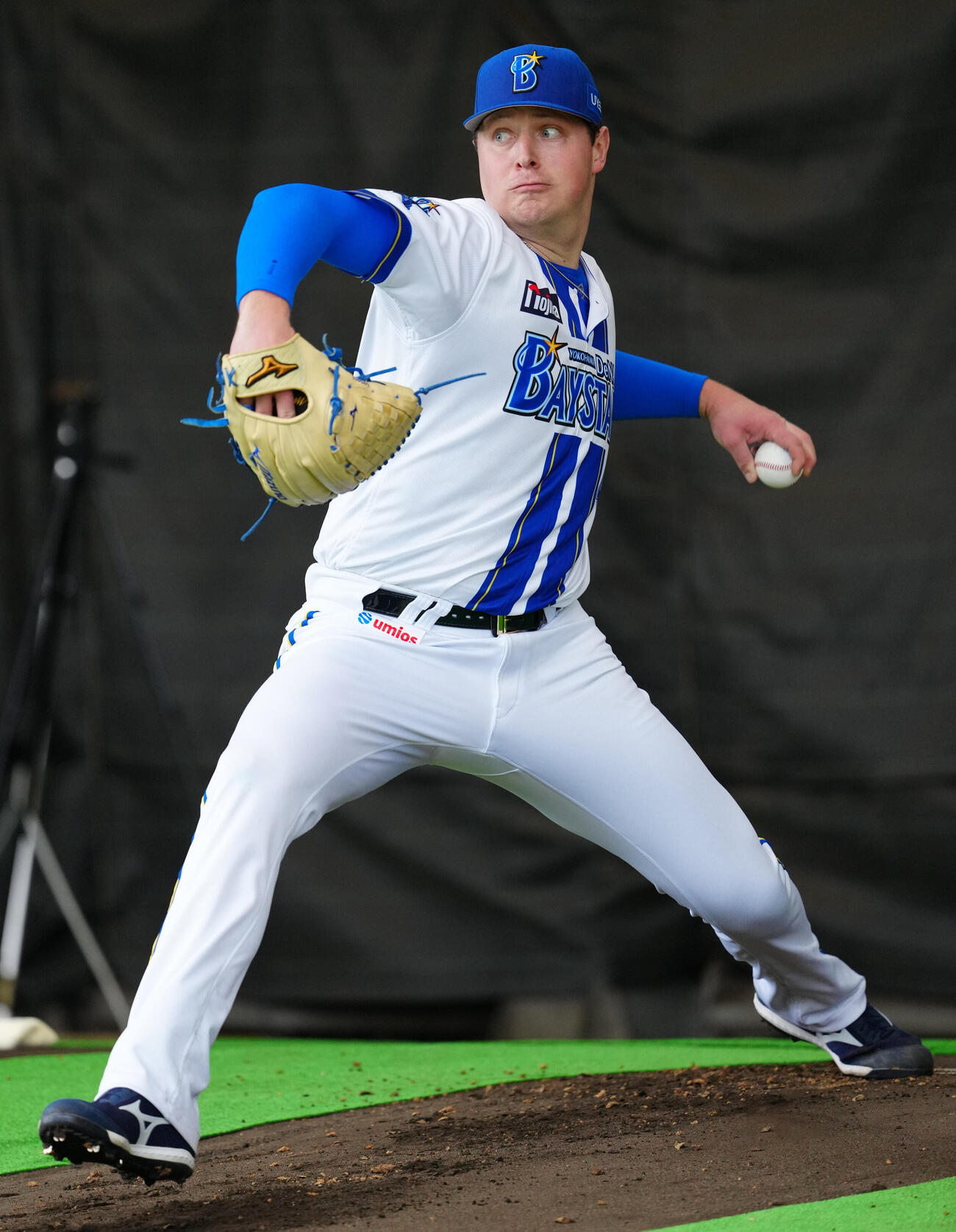 ブルペンで投球するDeNAコックス（撮影・鈴木みどり）