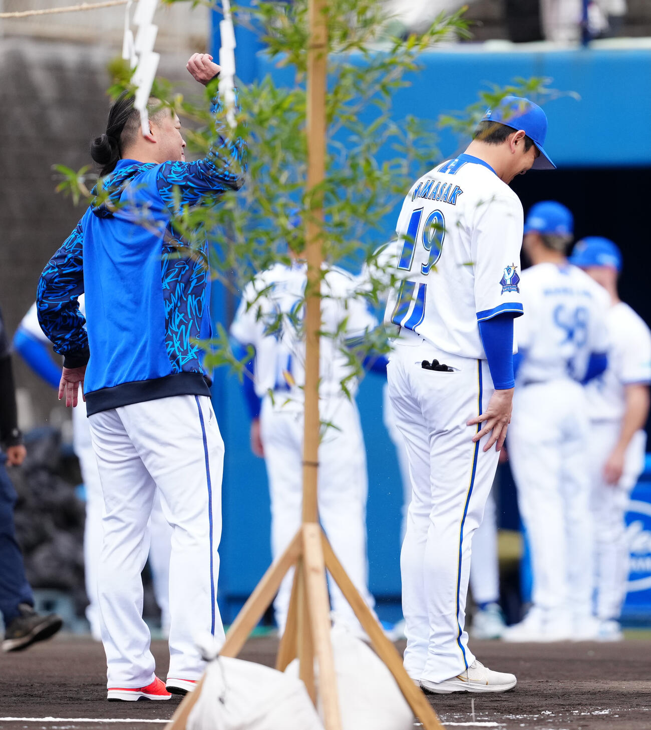 安全・天候祈願後、塩をかけてもらうDeNA山崎（右）（撮影・鈴木みどり）