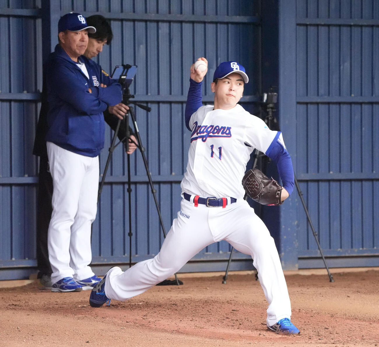ブルペンで投球練習をする中西（右）左は井上監督（撮影・森本幸一）