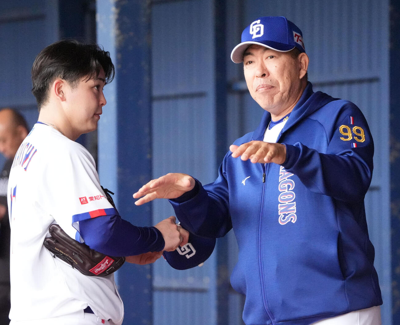 ブルペンで言葉を交わす中西（左）と井上監督（撮影・森本幸一）